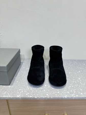 BALENCIAGA 巴黎世家 秋冬新款 勃肯毛拖.雪地靴 勃肯毛拖24秋冬秀款 脚感很舒服，原版麂皮面料随便简便穿搭 羊毛里 超级暖和 balenciaga正 - 点击图像关闭