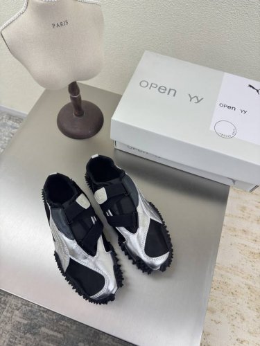 open Yy 彪马是一款极具魅力的鞋款 银黑 设计与风格:其设计灵感源自赛车鞋 扁平流畅的鞋型 简洁的线条 以及贯穿2 3鞋身的Logo 尽显速度与激情 能让