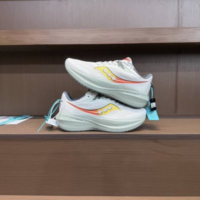 纯原 Saucony Triumph 21索康尼胜利21代旗舰级缓震型跑鞋 性能相比前几代再升级：鞋面采用全新升级的工学网设计 贴合脚部更透气 中底部分使用最新