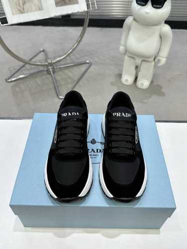 出厂价 ，Prada 225普拉达新品，实力来袭！众多网红同款，时髦百搭Nice单品，意大利专柜代购原版鞋开发，1比1照足原味复刻。今年的主题就是不被定义 通过