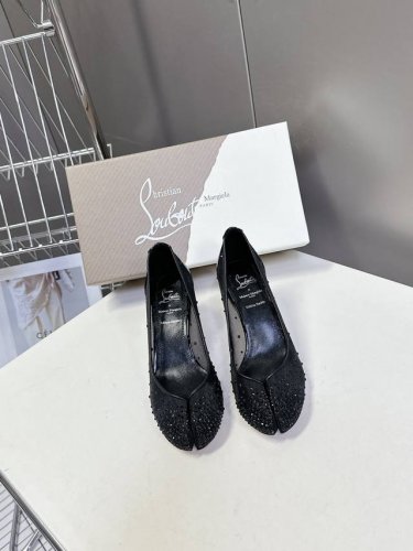 Cl 红底鞋X Maison Margiela 分趾联名款高跟鞋 Maison Margiela 与 Christian Louboutin 推出首个联名鞋履系