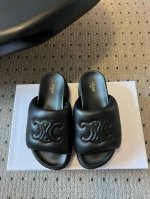顶级品质Celin* 思琳春夏新款厚底面包凉拖鞋 是继去年织带凉鞋鞋之后的又一款爆款杰作 矮个子的福音 穿上秒增高6Cm 时尚百搭款 轻松搭配 爱了爱了 鞋面