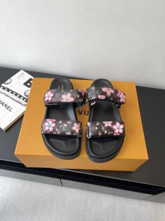 Louis Vuitton 路易威登村上隆联名款 春夏新品凉拖 本款凉鞋选用牛皮革 令宽幅鞋带穿梭于皮革鞋舌之间 再以村上隆太阳花标识注入品牌底蕴 橡胶外底承袭 - 点击图像关闭