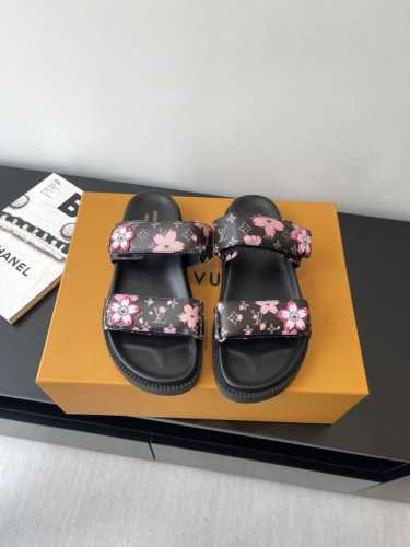 Louis Vuitton 路易威登村上隆联名款 春夏新品凉拖 本款凉鞋选用牛皮革 令宽幅鞋带穿梭于皮革鞋舌之间 再以村上隆太阳花标识注入品牌底蕴 橡胶外底承袭