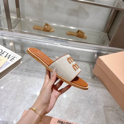 miumiu2025Ss春夏新款高跟底小羊皮凉鞋拖鞋 顶级版本 zp开发 原版拆卸 对版菱格纹 秒杀市面普通版本 Miumiu真的太少女啦 小羊皮超级软糯 舒适