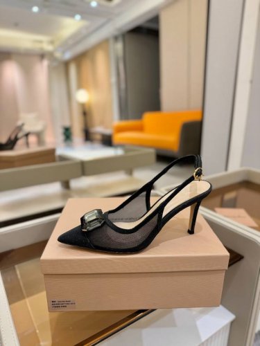 价格P： Gianvito Rossi 2025新款拖鞋 原版开发 顶级版本 代购品质 超美的大宝石高跟凉鞋。大颗宝石璀璨夺目，仿佛把星辰踩在脚下，瞬间成为人群