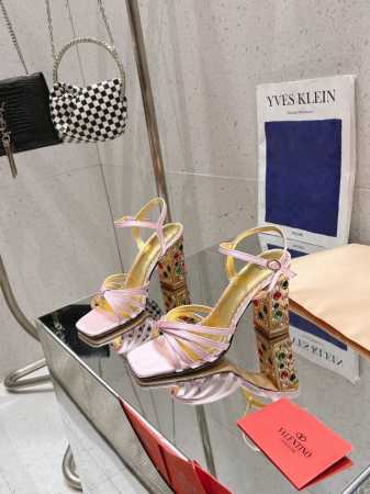 华伦天奴2025早春新款Valentino 华伦天奴春夏新品异域宝石粗跟设计非常亮眼的走秀系列推出火爆铆钉元素 奢华艳丽！各种颜色可搭配春夏的美丽服饰 选择多多 - 点击图像关闭