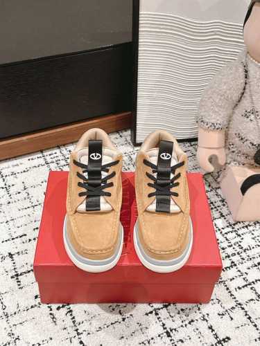 顶级品质 valentino fw24 new arrival～ V家run boot高帮运动鞋情侣款 全牛皮材质 手感细腻柔软，质感拉满 舒适好穿 运动感十足