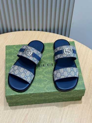 工厂价 Gucci 古奇.男士互扣式双g凉拖 Lido系列，设计灵感源自意大利海岸的夏日风情和海滩俱乐部。这款低调内敛的鞋履选用舒适光面皮革匠心打造，缀饰圆形互