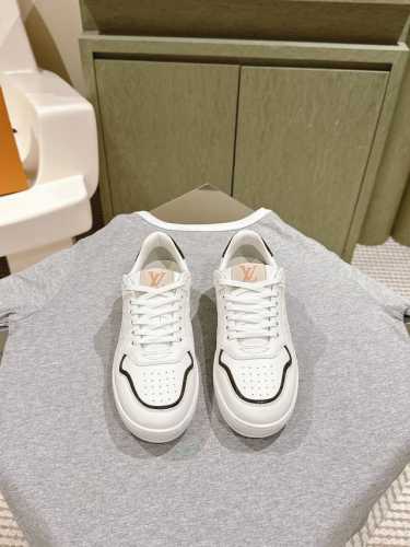 低帮 高帮 * 系列 减龄百搭&高低帮运动鞋！ 本款LV Squad 运动鞋以 Monogram 牛仔布展露夏日清新。加厚凸纹橡胶外底不失轻盈，双鞋带、漆光孔眼