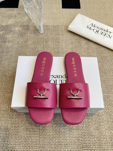 橙子出厂价p alexander Mcqueen 亚历山大 麦昆 春夏新款 平底拖鞋 一字拖 休闲凉拖 原版复刻定制 搭配金属扣刻Mcq标志 轻松穿出大长腿 舒