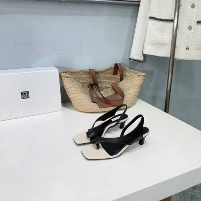 高品质出厂350！小众潮牌Toteme25春夏极简猫跟夹脚凉鞋！ 早春现货发售！太有特点啦！带有复古的味道 配上喇叭裤瞬间品味拉满 原版购入同步官网发售 对于T