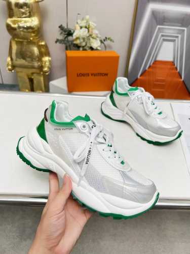 LV路易威登Run 55 运动鞋拼合网格面料、橡胶和粘胶等科技材质，搭配牛皮革材质，共同洋溢运动格调。Monogram 帆布后袢带等标志性元素传递品牌意趣 35