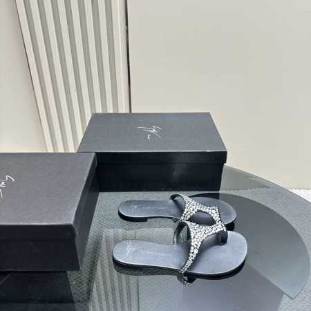 Giuseppe Zanotti Gz 这鞋双的水钻凉拖 这个系列拖的鞋，穿上真的有小种仙女的感觉！ 这款施洛华世奇水钻拖鞋一有种别致的美 搭牛配仔裤，小脚裤、 - 点击图像关闭