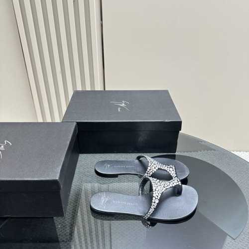 Giuseppe Zanotti Gz 这鞋双的水钻凉拖 这个系列拖的鞋，穿上真的有小种仙女的感觉！ 这款施洛华世奇水钻拖鞋一有种别致的美 搭牛配仔裤，小脚裤、