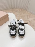 出 Miumiu缪缪最新款美式老爹鞋 运动鞋 ~ 颜值担当火爆款运动鞋 不得不入的一款 时尚 简约高级 随意搭配上脚非常舒适 年度必入款 最新走秀款运动老爹鞋国