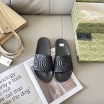 出厂： Gucci 古驰2025顶级专柜 初夏情侣新款 官网上新 独家首发 Gucci 古驰 25S 初夏情侣拖 古驰拖鞋 古驰情侣穿搭 Gucci拖鞋 Guc