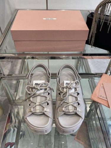 Miu Miu 缪缪 25Ss新款厚底凉鞋 缪缪新款今年设计师开挂啦 好好看 不仅增高 底也不沉 这款鞋子强烈推荐上脚 也太好穿了吧 鞋带上还有Miu Miu
