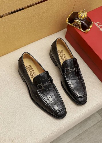商品商标：Ferragamo 菲拉格慕 休闲皮鞋 正码码数: 38-44 45.46订制 商品材料：精选 进口头层开边珠牛皮圧花鞋面+奢华五金扣，进口水染牛皮内