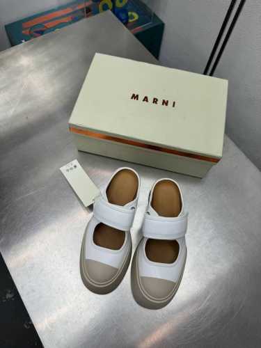 拖鞋 玛丽珍 厚底舒适 玛尼 Marni 玛丽珍拖鞋 系列厚底 玛尼 家族元素设计 烫印 Logo凉鞋 白色 小牛皮 烫金 工艺 钢印压模而成立体感十足 对标对