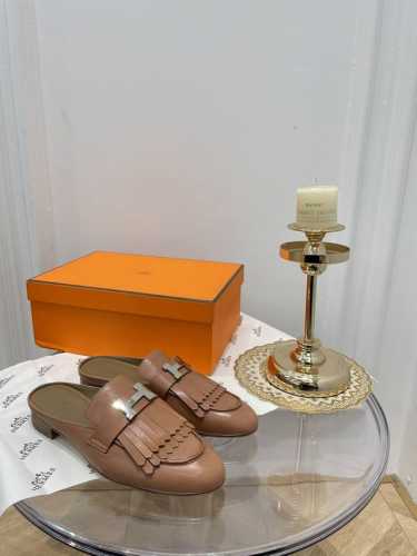 爱马仕 HerméS 乐福流苏拖鞋 高品 原版工艺 浅棕色 款式经典 简约 此款主要对比的就是工艺 品质 爱马仕 HerméS 夏天开始不一样的夏天生活 爱马仕