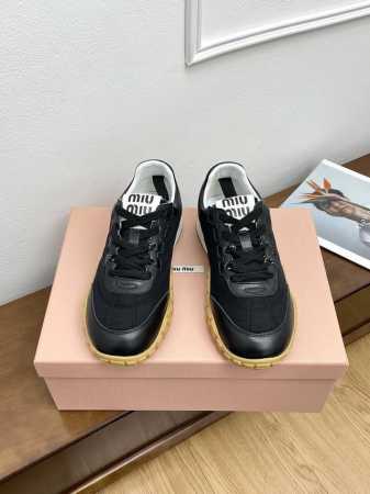 顶级版本Miu Miu 25Ss 春夏新款走秀Miumiu 德训鞋 魔术贴玛丽珍鞋 休闲鞋秀场工艺来自Miu Miu系列的细节特写 新季的潮流此刻挚爱的概念，多 - 点击图像关闭