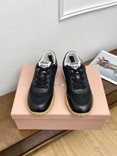 顶级版本Miu Miu 25Ss 春夏新款走秀Miumiu 德训鞋 魔术贴玛丽珍鞋 休闲鞋秀场工艺来自Miu Miu系列的细节特写 新季的潮流此刻挚爱的概念，多