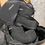 Balenciaga：女 、男 期待已久巴黎世家Skiwer系列 黑.白极限版4W＋ 白色造型感强、黑色耐久度纠结呀 冻脚不存在的、这个冬天不怕冷 双面羽绒保暖