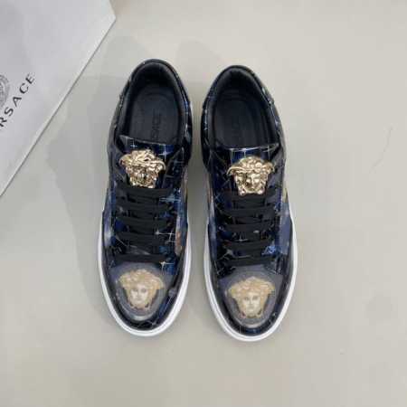 售 价: 商品商标：Versac* 范思哲* 低帮休闲鞋 正码码数: 38-44 可订做45 商品材料：鞋面进口漆皮拼接原版材料，羊皮内里，原版大底。 编 号： - 点击图像关闭