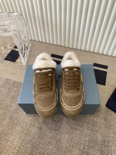 Prada 普拉达24秋冬款复古风麂皮运动休闲鞋 好穿又时髦 休闲百搭一上线就火出天际的节奏 众多明星网红都有种草 .怎然” 码数：35-40