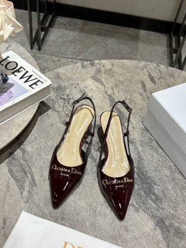 Dior2025 春夏新品钢印字母Logo单鞋 凉鞋系列 单鞋 高跟鞋 顶级版本 延续D家永恒经典！这款鞋低调不失华丽 性感又不显张扬 鞋型是大家都爱的秀气款