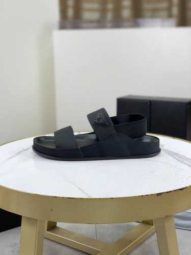 工厂P价P 顶级版本 Prada 普拉达新款休闲拖鞋，原版官网、完美做工 透射出一种尊贵奢华，于普拉达高端超凡工艺中升华其奢侈定义。原版组合大底，码数：39-4