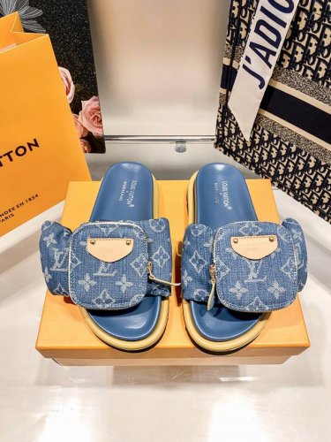 橙子出厂价p louis Vuitton 路易威登 Lv新款 带包包魔术贴平底拖鞋 休闲凉拖 情侣款 代购级别 高级感十足 国内外博主刷爆的一款 复古又时髦 上