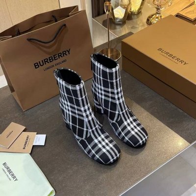 短靴马术灵感及踝靴，精选材质，搭配品牌 House 格纹裁片。 内衬：100%羊皮 靴底：橡胶， 靴跟高：7cm 靴筒高：10.5cm 靴口围：2 cm 码数3