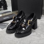 Alexander Wang 压力山大王新款厚底增高四季鞋. 长腿神器的腿精必备. 鞋面原版定制开模镀金logo字母搭配进口开皮珠小牛皮超有质感. 超级吸人眼球