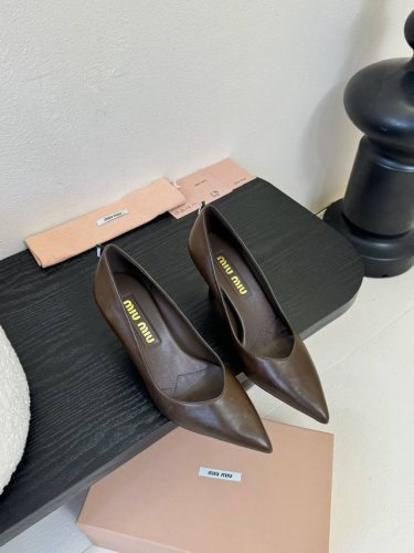 miumiu缪缪25春夏新款复古高跟鱼嘴凉鞋！春夏清新配色曲线优美，小猫跟后空凉鞋 日常穿搭都很搭鞋边有专属标识性Logo格调，上脚尽显优雅魅力！ 鞋面采用原版