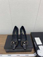 chanel 小香24 k 走秀款 高跟 秋款 单鞋 初秋系列 烤漆珍珠 跟 单鞋 超级无敌美且增高的一双初秋高跟鞋，皮质更年轻时髦些。上脚对女生太友好，妥妥的