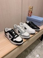 新款: 厂价 普拉达Prada* 最新爆款休闲鞋，顶端品牌奢侈～代购，顶级～质量。鞋面選用进口透气牛皮材质透气羊皮垫脚 精细做工。原版个性时尚柔软橡膠耐磨防滑大