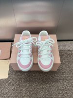 工厂价 Miumiu 2025春夏高定系列走秀新款系带休闲运动小白鞋 缪缪明星同款字母Logo圆头拼色滑板女鞋 材质 鞋面进口小牛皮+水染羊皮内里+原版开模Tp