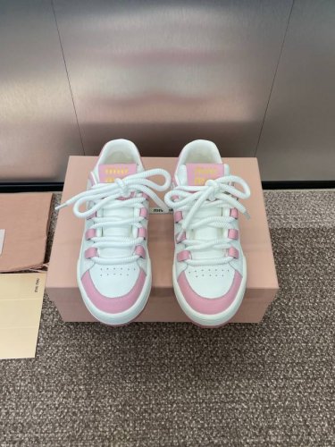 工厂价 Miumiu 2025春夏高定系列走秀新款系带休闲运动小白鞋 缪缪明星同款字母Logo圆头拼色滑板女鞋 材质 鞋面进口小牛皮+水染羊皮内里+原版开模Tp