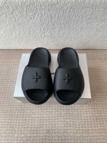 黑色 P银色 Smfk 25Ss 小众潮牌爆款没计感浮雕一字厚底拖鞋 爆真的是很耐看越看越喜欢！矮个子宝宝的福音直接拉长身材比例！！ 鞋身柔软舒适，鞋底耐磨防滑