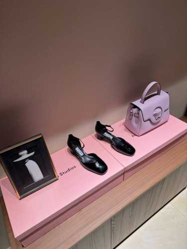Jimmy Choo｜周仰杰25Ss早春新品水钻粗跟中空凉鞋 Jc家永恒经典之作 简约设计 满满的少女风 既摩登又复古的味道 鞋面采用原版定制真丝 内里进口混种