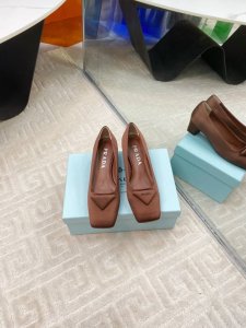 Prada 普拉达 25Ss 春夏新款 粗跟 方头 单鞋 凉鞋 简单的设计大概就是它最让人喜欢的点 不是烂大街的那种 很有自己的品牌个性 面料采用小牛漆皮 内里