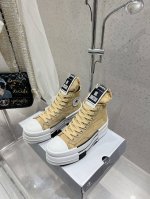 出厂 Drkshdwxconverse 匡威联名 特点是带有Drkshdw品牌标识的细长鞋舌环绕，编织标签承载模型名称 它有一个双层厚底，是经典的70年代的Ch