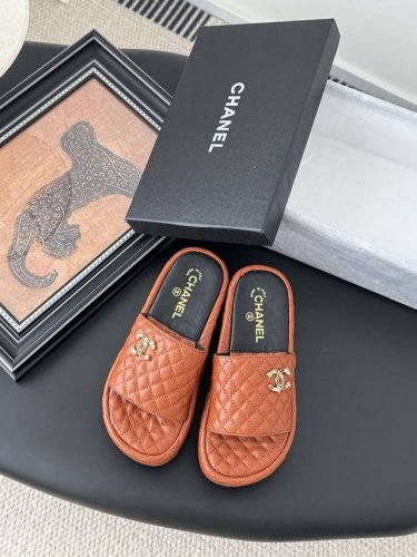 chanel 小香25C新品拖鞋 菱格厚底松糕拖鞋 夏天一定要入的拖鞋系列 可文艺可时髦 穿搭率实在太高了 厚底在拉长腿方面真的Yyds 百搭舒适 上脚秒变大长