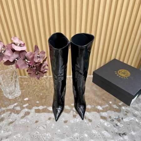 Versace 范思哲2024春夏新款长靴 场米兰秀场同简约干练的版型，童话般的亚特兰蒂斯或神奇的海洋主题，明亮的荧光色和各种彩色配色，鲜艳的颜色和自由的轮廓， - 点击图像关闭