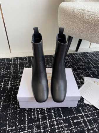 代购级 Dior 迪奥 24ss 秋冬新款 lcon cd 粗跟短靴 这款 Dior Icon 带跟及踝靴是二零二四冬季成衣系列新品，彰显 Dior 的经典标识 - 点击图像关闭