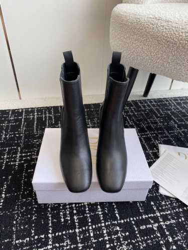 代购级 Dior 迪奥 24ss 秋冬新款 lcon cd 粗跟短靴 这款 Dior Icon 带跟及踝靴是二零二四冬季成衣系列新品，彰显 Dior 的经典标识