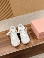 590 莞产 # 缪缪新款厚底透气孔运动鞋 又是一款以做旧复古风格为主题的百搭小白鞋，是那种做旧的白！不同以往的普通白色哦！ 完全不用怕穿脏的一款 进口米白翻毛
