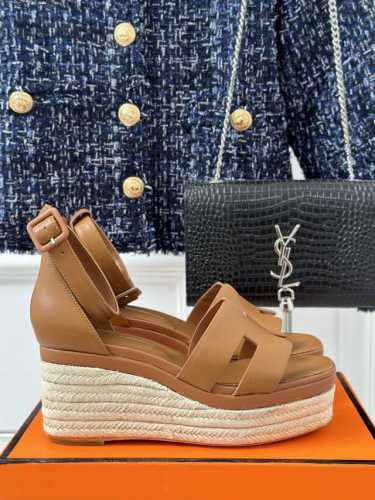 厂价 HermèS 爱马仕经典防水台H 坡跟厚底麻绳底凉鞋 极约复古的设计 浓厚的异域风情 时髦感十足、随便上脚都很有腔调 简简单单的款式随便搭配一下高级感就很